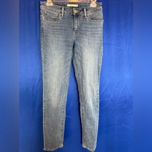 Woman’s Levi 711 Skinny Jeans Size W28 L28.